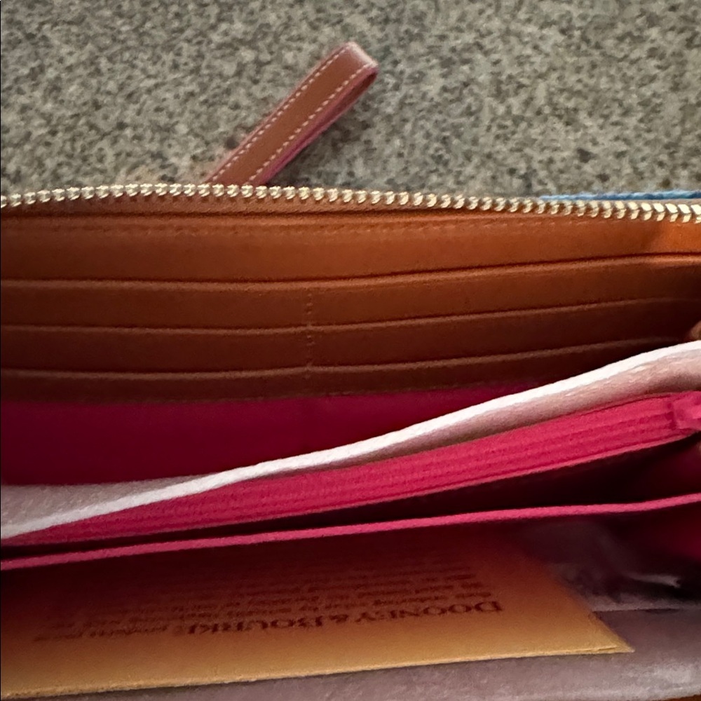 Dooney & Bourke Disney DVC Vacation Club Wristlet Wallet NWT! - Picture 6 of 7